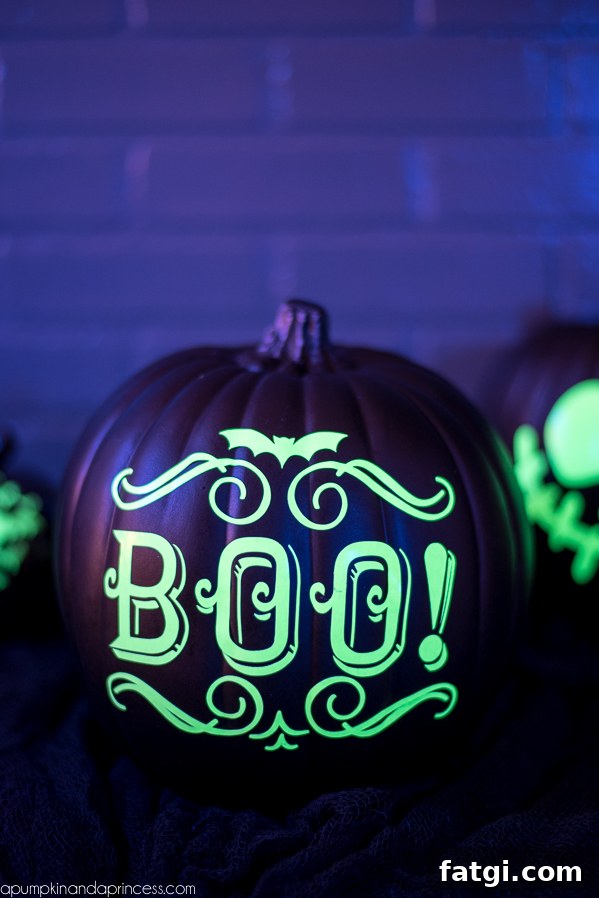 DIY Glow-in-the-dark pumpkins – welcome guests and trick or treaters with glow in the dark vinyl pumpkins!