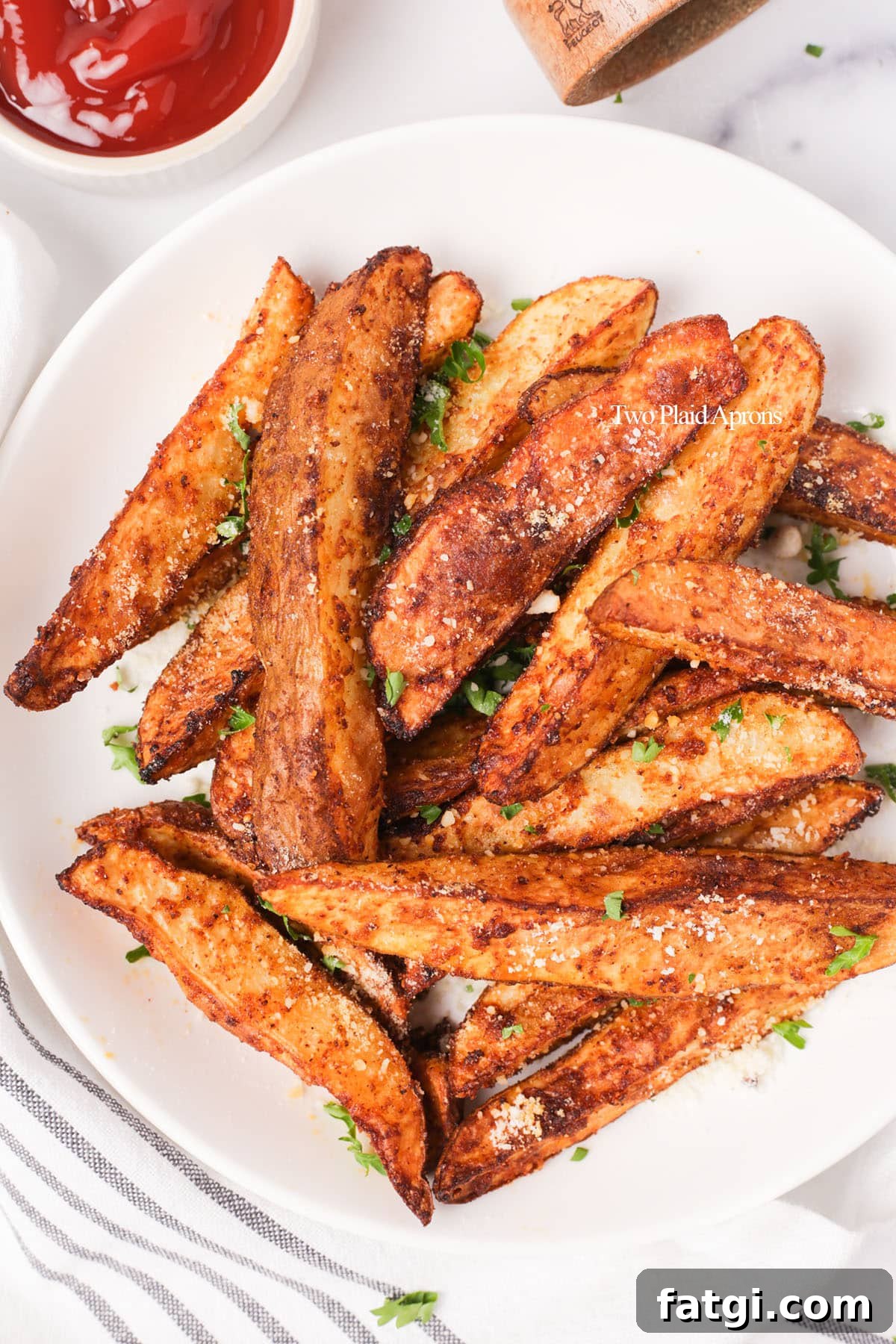 Crispy Air Fryer Potato Wedges 10 Top down shot of air fryer potato wedges.