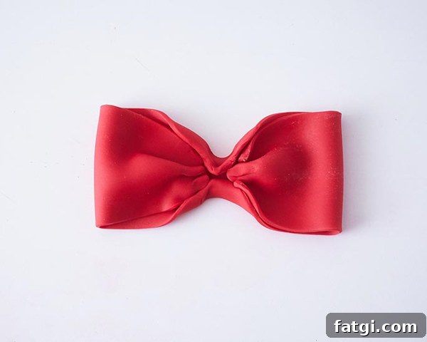 Pinching the center of the fondant bow