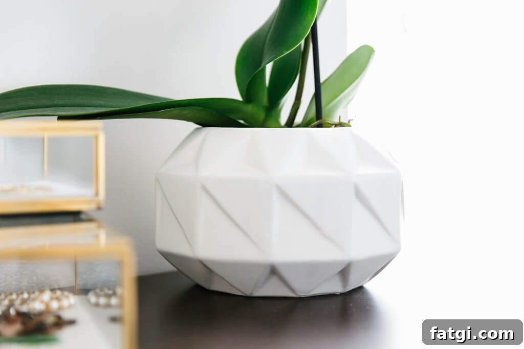 Modern Minimalist Bedroom Makeover with Havenly 8 My modern and minimalist bedroom design and decor. My interior design style is a blend of minimalism, mid-century modern, Scandinavian and SoCal vibes.