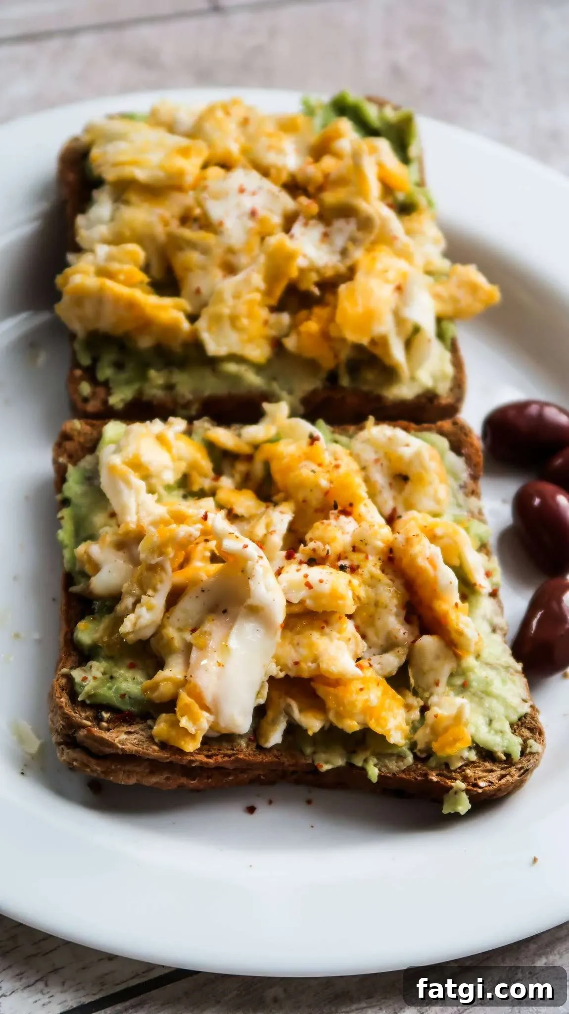 10-Minute avocado toast with egg! This egg and avocado toast recipe is a delicious, easy healthy savory breakfast that you’ll want to make every day. Also a great simple healthy lunch idea with a small salad on the side!